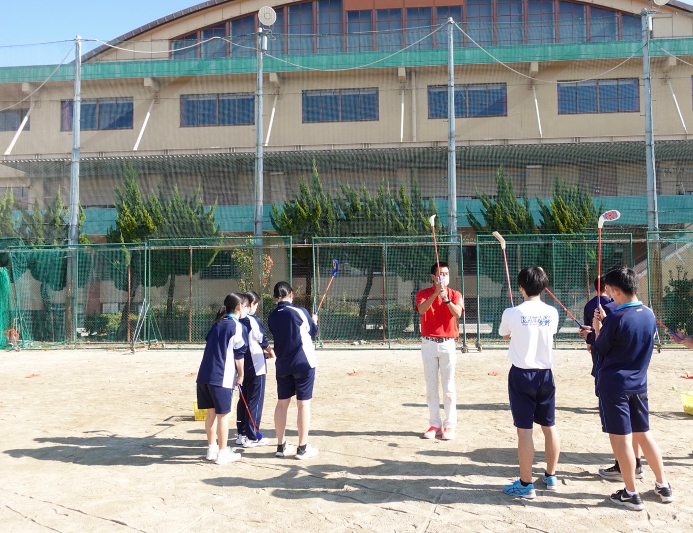 大阪府立交野高校で、体育の授業にゴルフが実施されています。